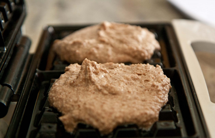 1. Этап. Толстые вафли: 2. Вот такое густое тесто должно получиться. Выкладываем его небольшими порциями в вафельницу и запекаем.