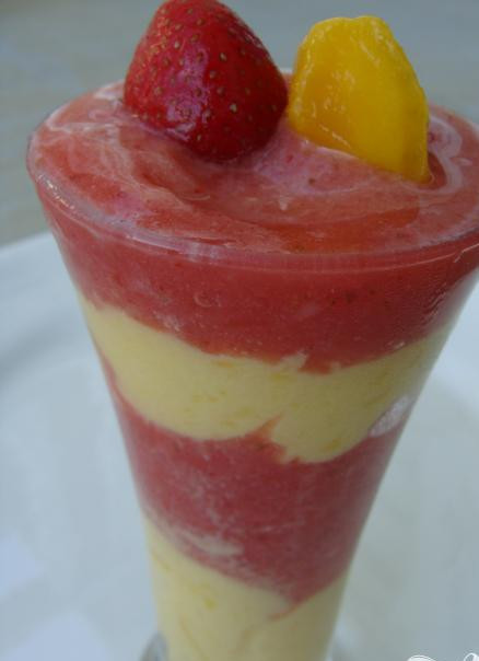 1. Этап. Витаминный напиток из клубники и манго: 6. Выложить в высокий прозрачный бокал слоями красную и желтую составляющие. Украсить напиток целой ягодкой клубники и ломтиком манго и подавать на стол.