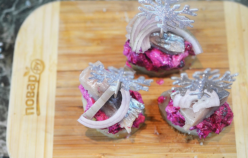 1. Этап. Ассорти из канапе: Сверху выложите кусочки сельди и немного замаринованного лука. Скрепите шпажкой! Пятый вариант канапе готов.