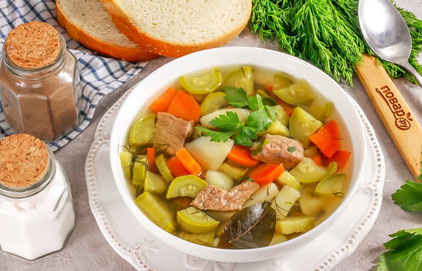 1. Этап. Суп с говядиной и кабачком: Горячий суп разлейте в глубокие тарелки и подайте к столу с сухариками или сметаной, густым классическим йогуртом без добавок.