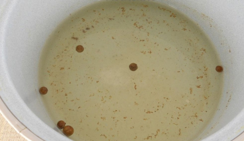 1. Этап. Консервированные помидоры с яблоками: 4. Залейте банки с помидорами кипящей водой и оставьте на 20 минут. Затем воду слейте в кастрюлю, добавьте соль, сахар, душистый перец, корицу и влейте яблочный уксус. Рассол доведите до кипения.