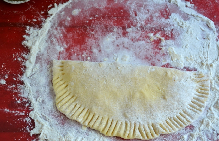 1. Этап. Чебуреки с сыром: Накройте второй половиной, края защепните вилкой.