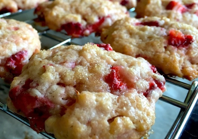 1. Этап. Печенье с клубникой: 5. Достаньте противень из духовки, переложите печенье для остывания.