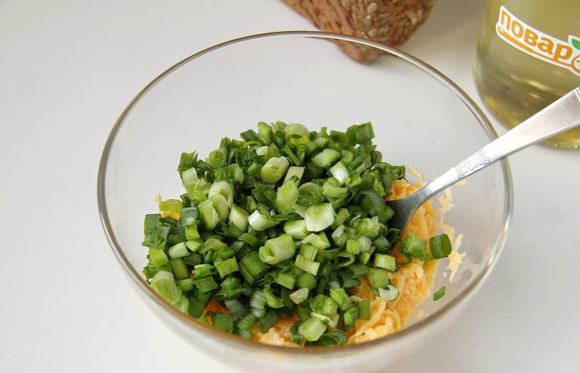 1. Этап. Бутерброды с луком и сыром: Перемешайте и добавьте нарезанный небольшой пучок зеленого лука.