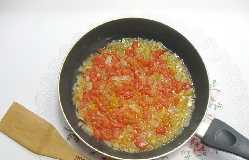 1. Этап. Чыхыртма с курицей: Добавьте соль, перец черный молотый, куркуму. Тушите помидоры с луком 5 минут. Влейте стакан куриного бульона.