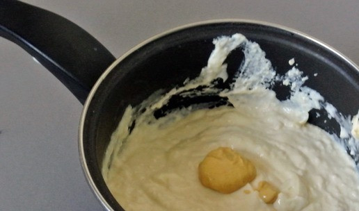 1. Этап. Хот-доги с сырным соусом: Добавить Дижонскую горчицу.