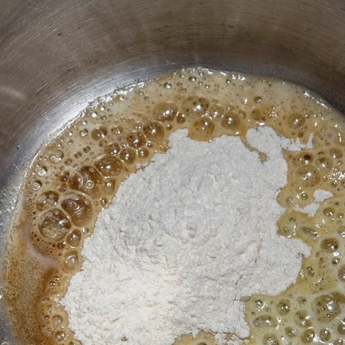 1. Этап. Гарнир из цветной капусты: Добавляем муку и быстро перемешиваем.