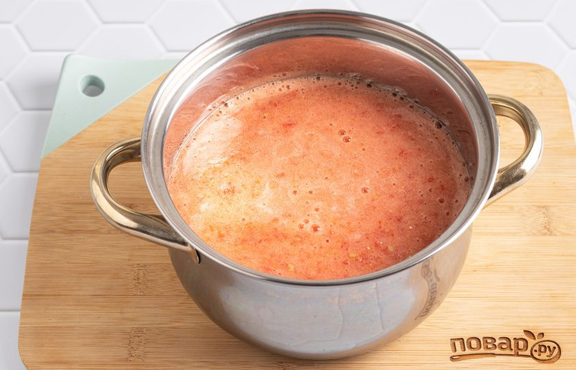 1. Этап. Рецепт томатного сока на зиму в домашних условиях из помидоров: Перелейте томатное пюре в кастрюлю, доведите до кипения на сильном огне.