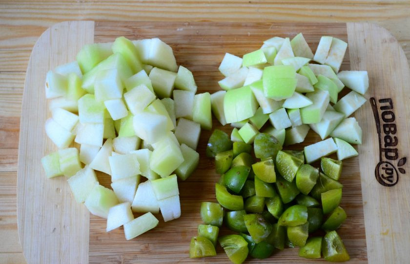 1. Этап. Лодочки из кабачков с дыней: Яблоки, дыню и сливы порежьте на небольшие кусочки примерно одинакового размера. Слишком мелко не режьте, чтобы при жарке они не превратились в кашу, а лишь слегка карамелизировались.