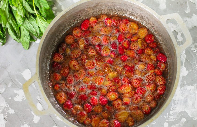 1. Этап. Варенье из лесной земляники: Поместите емкость на плиту и доведите ее содержимое до кипения, потушите на среднем нагреве около 5 минут и выключите нагрев. Следите за вареньем - может образоваться обильная пена. Дайте десерту остыть около 1 часа.