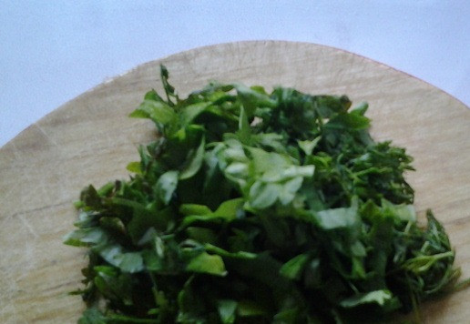 1. Этап. Томатный суп 50 ккал: Добавляем любую зелень, накрываем крышкой и выключаем.