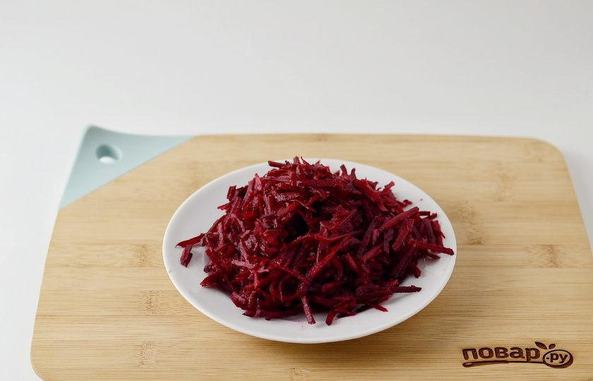 1. Этап. Салат из свежей свеклы: Свеклу помойте, очистите от кожуры, натрите на терке для корейской моркови.