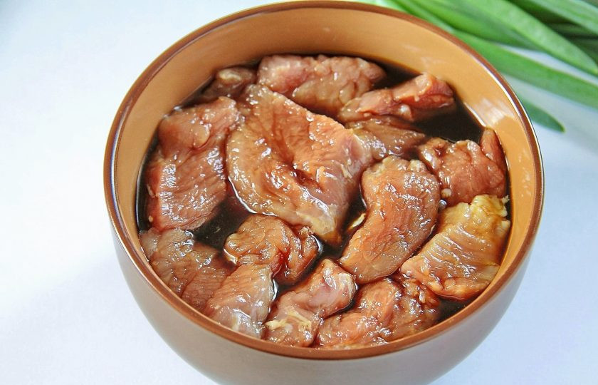 1. Этап. Жаркое из свинины и зеленой фасоли: Свинину нарежьте кусочками, добавьте соевый соус и оставьте мариноваться на 20 минут.