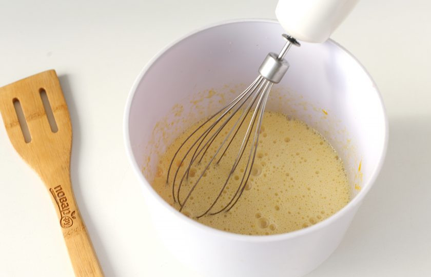 1. Этап. Бананово-яблочный кекс: Взбейте яйца с сахаром. Добавьте масло и снова все взбейте.