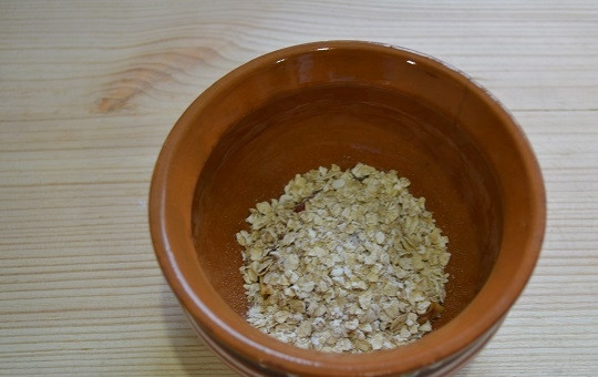 1. Этап. Быстрая овсяная каша: 4. Всыпьте хлопья овсяные.