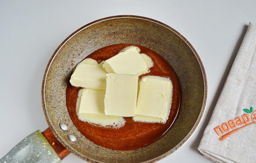 1. Этап. Креп Сюзетт (Crepe Suzette): 12. Добавьте масло, перемешайте соус. С плиты не снимайте, весь процесс приготовления происходит на плите.