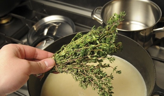 1. Этап. Французский чесночный суп: 8. Добавьте соль, перец по вкусу, выложите травы. Доведите до кипения и проварите около 20 минут.