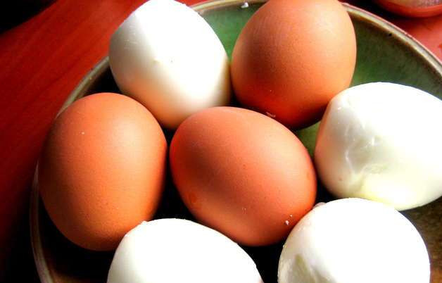 1. Этап. Рыба под соусом бешамель: 3. Тем временем отвариваем яйца вкрутую, очищаем их.