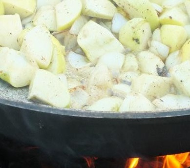 1. Этап. Курица в казане: Теперь добавьте сахар. Лук и яблоки должны дать сок.