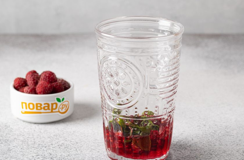 1. Этап. Безалкогольный коктейль Мохито с малиной: Выложите смесь из мяты и малины. Влейте половину сока из лайма.