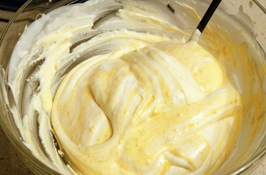 1. Этап. Бисквит с творожным кремом: Смешайте сливки с творожной частью - и творожный крем готов!