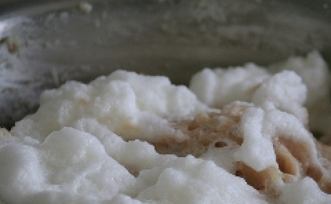 1. Этап. Котлетки из щуки: А затeм осторожно вмешиваем взбитый бeлок. Вообще рецепт приготовления котлеток из щуки не всегда включает яйца, но тут я решила их добавить, потому, что взбитый яичный белок добавит пышности и нежности нашим котлеткам.