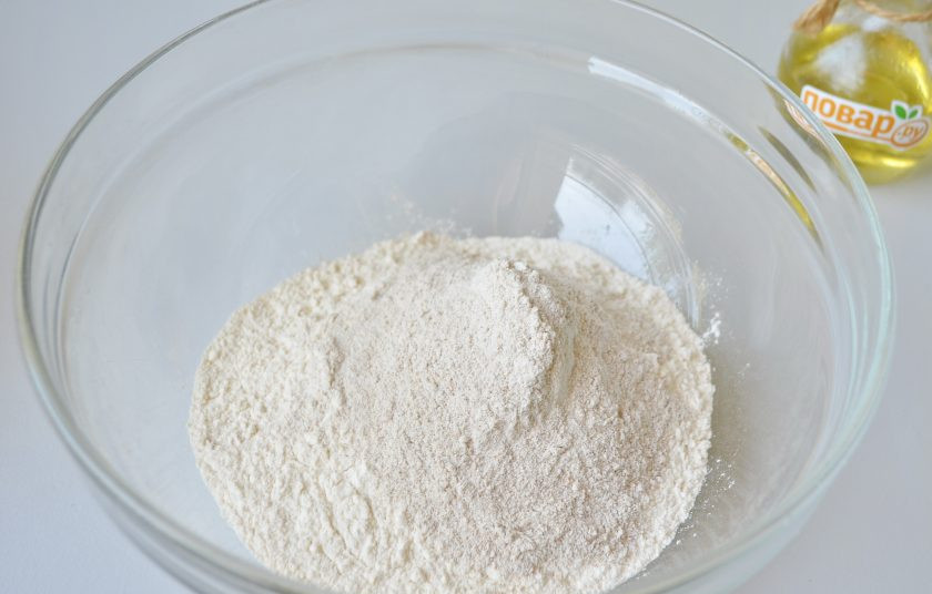 1. Этап. Кекс с маком и сливами: 3. Просейте и перемешайте два вида муки.