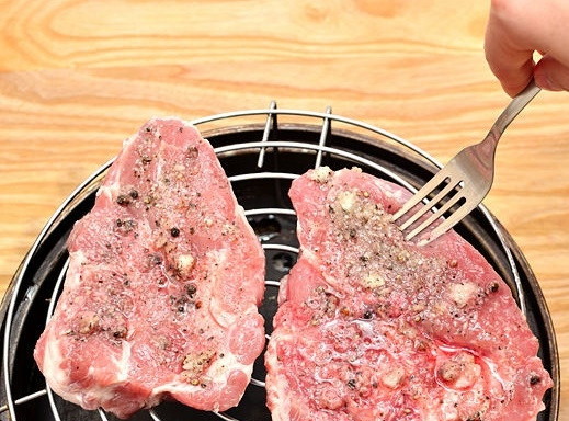 1. Этап. Стейк в винном соусе: 7. Мясо выложите на решетку, температуру понизьте до 150. Форму с винным соусом, в котором мариновался стейк, отправьте в духовку вместе с мясом. Форму с соусом поставьте на верхнюю полку.