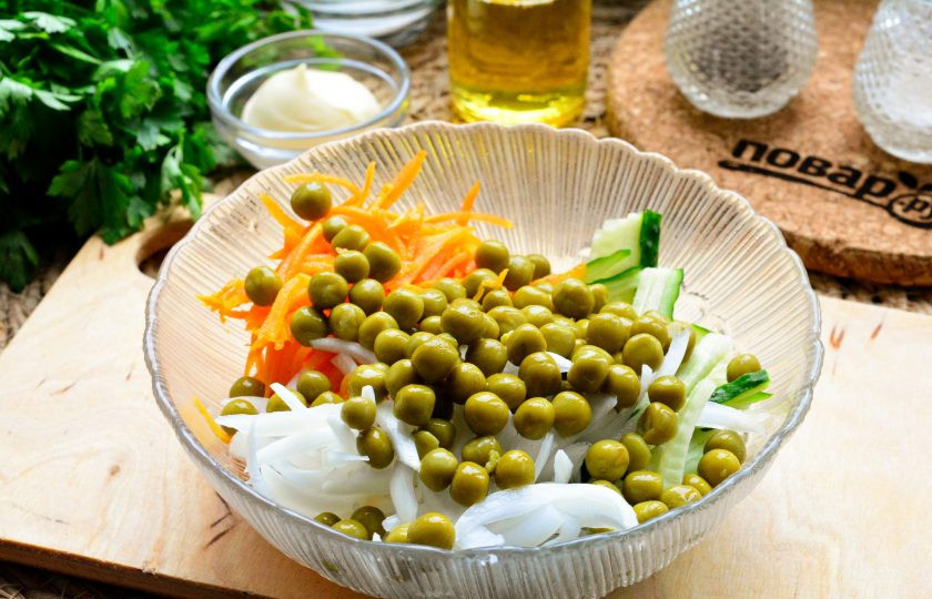 1. Этап. Салат Обалденный с куриным филе: С горошка слейте всю жидкость, бобы выложите в салат.