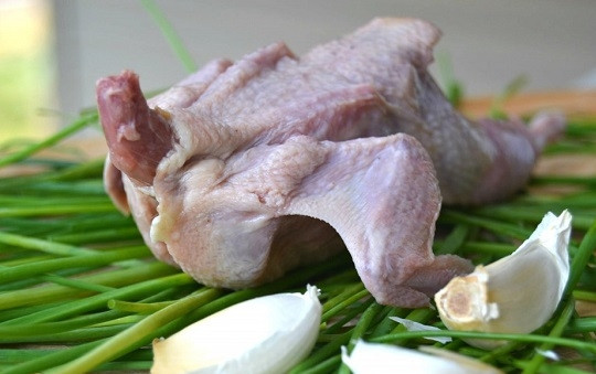 1. Этап. Перепелка в духовке: 1. Вот такие основные ингредиенты вам потребуются, чтобы повторить этот простой рецепт перепелки в духовке на вашей кухне.