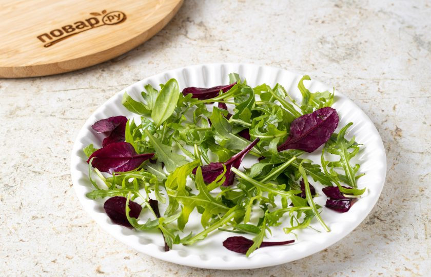 1. Этап. Карпаччо из шампиньонов с песто: Выложите в тарелку зелень.