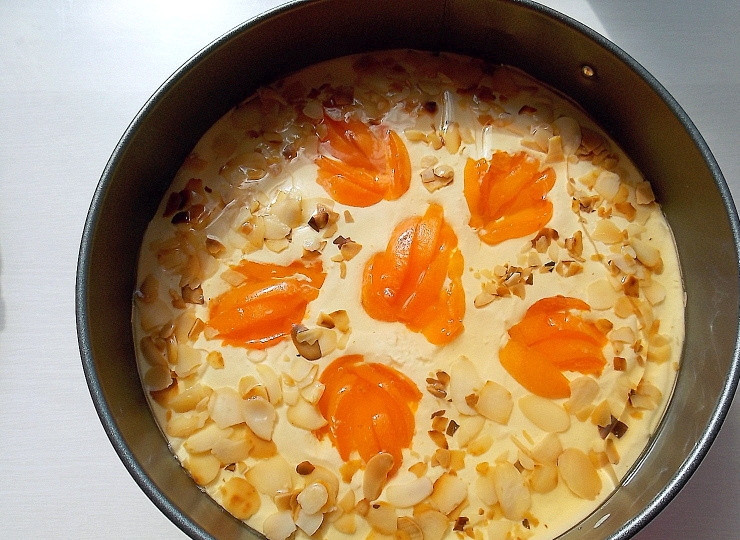 1. Этап. Торт с джемом и сыром Филадельфия: Залейте верх готовым желе и уберите в холодильник на 2 часа до застывания.