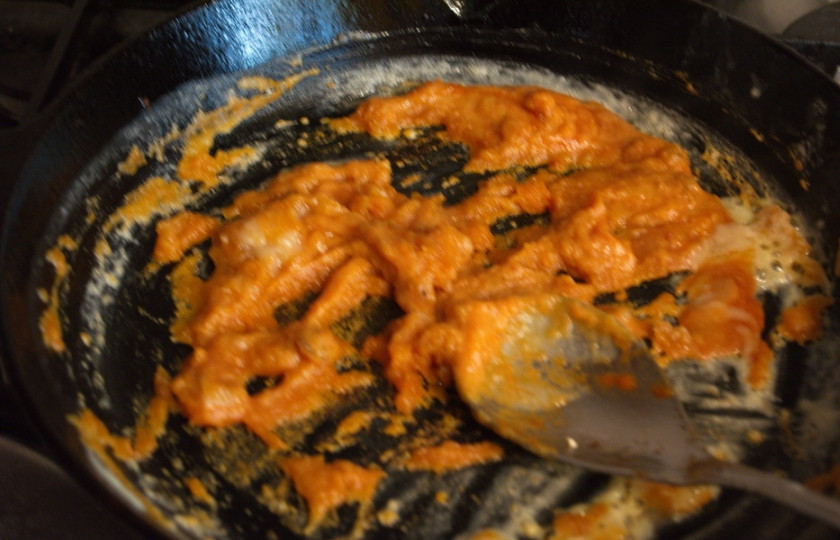 1. Этап. Чанахи с фасолью и грибами: На растительном масле обжарьте муку. Добавьте к ней томатную пасту и перемешайте.