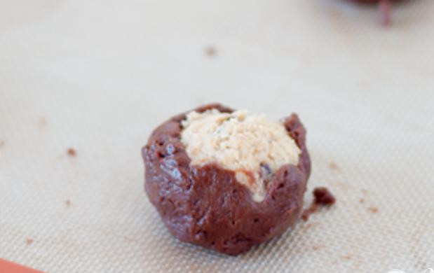 1. Этап. Шоколадное печенье с ванилью: 3. Сверху выложить 1 столовую ложку ванильного теста в форме шара. Обернуть шарик шоколадным тестом, чтобы он оказался внутри.