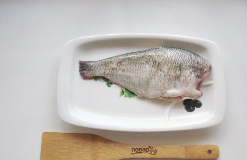 1. Этап. Лещ в духовке с картофелем: Рыбу очистите от чешуи, выпотрошите, отрежьте голову и плавники, хорошо помойте снаружи и внутри.