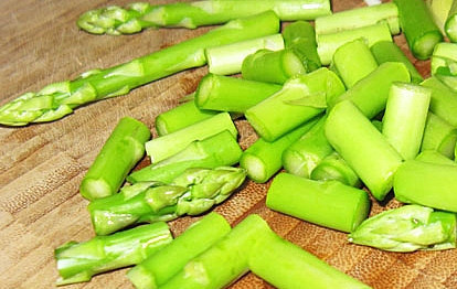 1. Этап. Салат из спаржи с грибами: Удалить Спаржу хорошо вымыть и снять кожицу. Отрезать нижние жесткие части стеблей и нарезать брусочками примерно 3-4 сантиметра длиной.