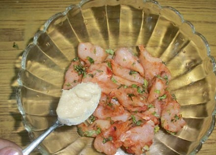 1. Этап. Самые вкусные наггетсы: 4. Не забудьте о чесночном порошке и молотом имбире, немного посолите.