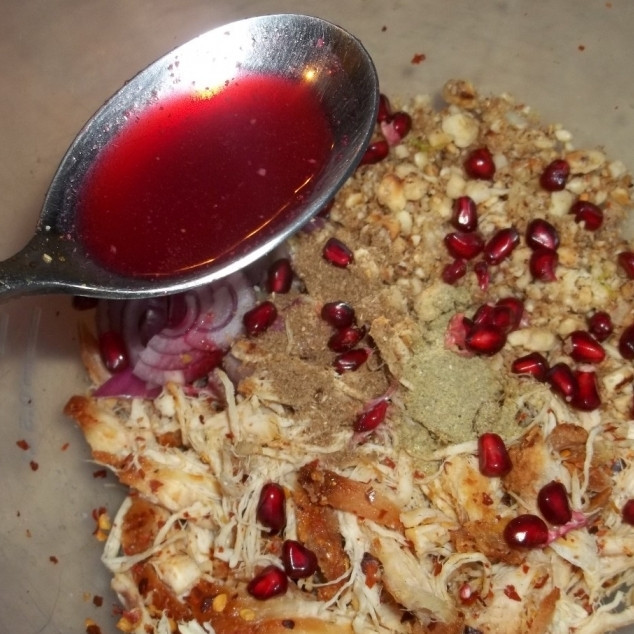 1. Этап. Куриный салат с гранатом: Орехи и чеснок при помощи пестика измельчаем в крошку, добавляем в салат. Туда же добавляем зерна граната, ложку гранатового сока и мелко нарезанный красный лук. Заправлять не нужно. Салат готов!