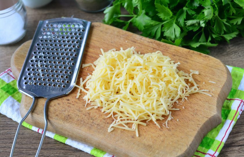 1. Этап. Салат с сайрой и грибами: Твердый сыр натрите на терке.