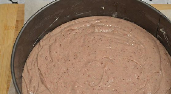 1. Этап. Пирог из варенья и кефира: Разогрейте духовку до 180 градусов. Форму для выпечки смажьте оставшимся маслом. Влейте в неё тесто.