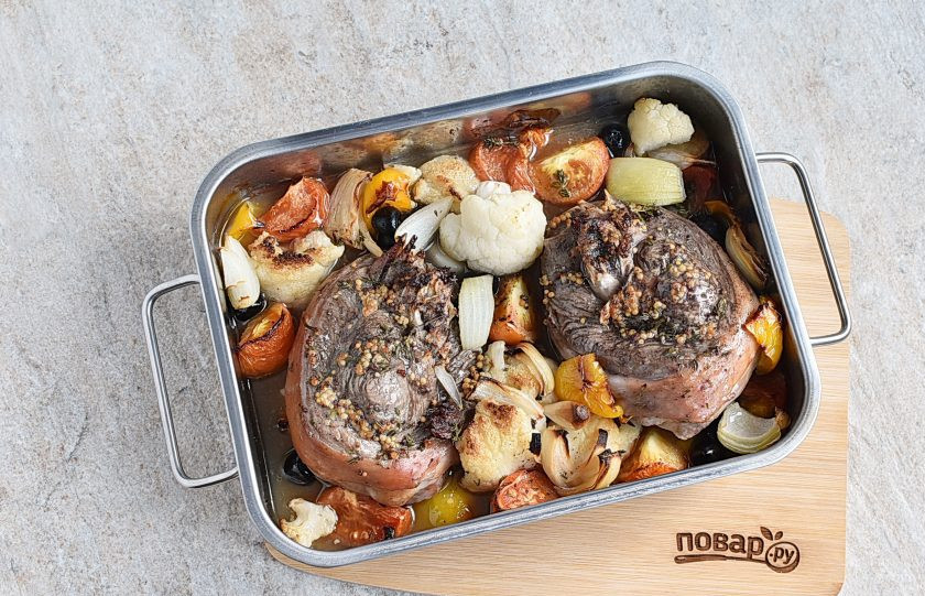 1. Этап. Индейка с овощами: Запекайте 40 минут, затем уберите фольгу и запекайте до румяной корочки.