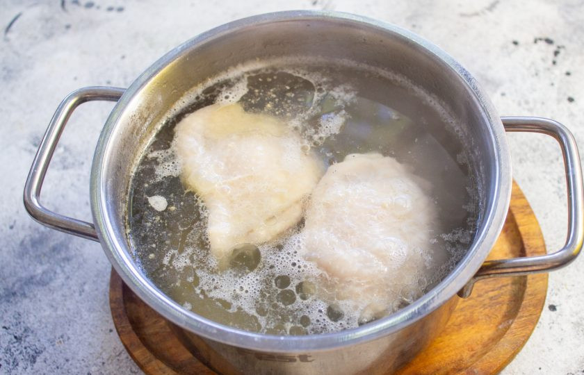 1. Этап. Куриный суп с солеными огурцами: Куриные бедра промойте, выложите в кастрюлю с холодной водой и доведите до кипения. Слейте воду, курицу помойте. В кастрюлю снова положите куриные бедра, налейте 1 литр холодной воды, доведите до кипения, снимите пену и варите при медленном нагреве до готовности курицы.