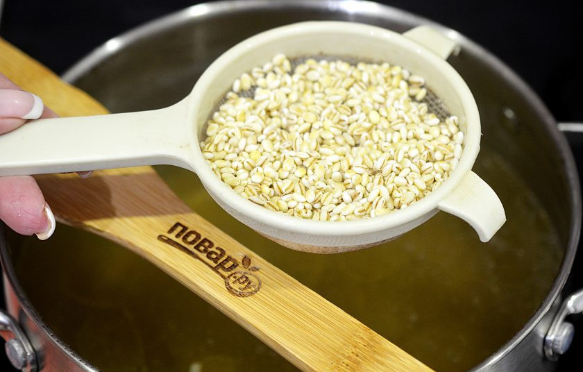 1. Этап. Кислые щи с перловкой: 5. Добавьте предварительно замоченную перловку.