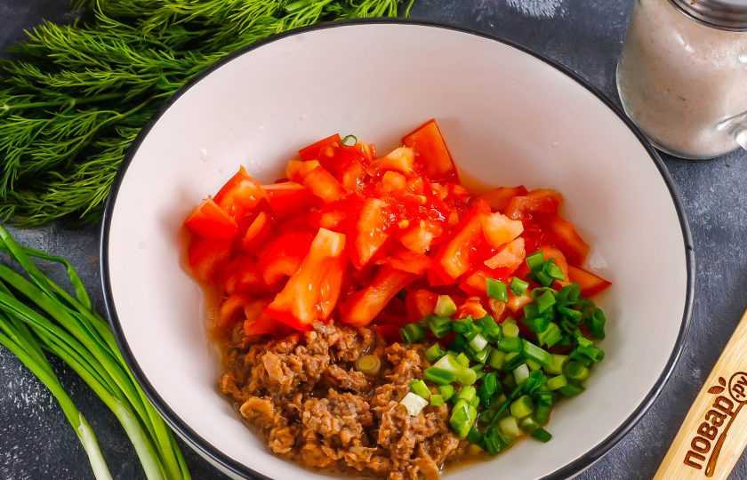 1. Этап. Пита с тунцом: Промойте помидор в воде, вырежьте из него зеленую сердцевинку и нарежьте мякоть мелкими кубиками. Слейте с нарезки выделившийся сок. Промойте зеленый лук и измельчите. Соедините томатную нарезку с мякотью консервированного тунца и измельченным зеленым луком. Перемешайте.