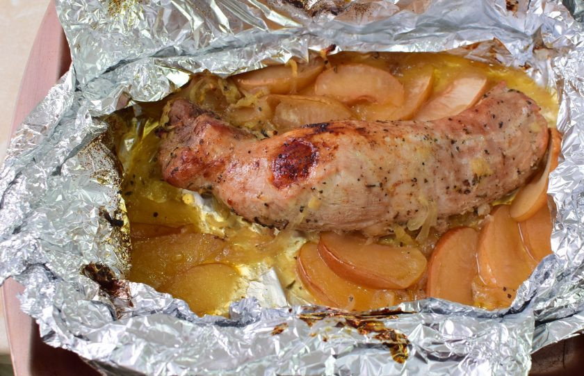 1. Этап. Свиная вырезка с яблоками и корицей: В конце приготовления откройте верх от фольги и дайте мясу немного запечься до золотистого цвета.