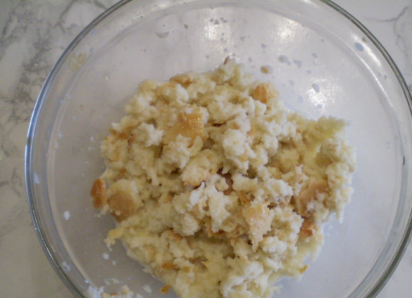 1. Этап. Котлеты из куриного филе: Хлеб вымочите в сливках или в молоке.