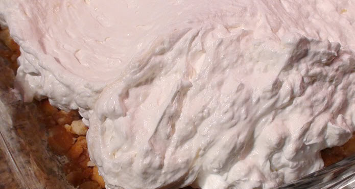 1. Этап. Банановый торт без выпечки: 5. Половину полученной творожной массы выложить на корж из печенья. Аккуратно разровнять.