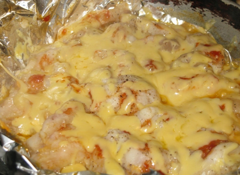 1. Этап. Пангасиус с картошкой в духовке: За 5 минут до готовности, присыпьте блюдо тертым сыром.