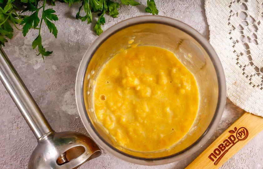 1. Этап. Крем-суп из сельдерея с креветками: Перелейте все в емкость для блендера, поперчите и отпюрируйте.