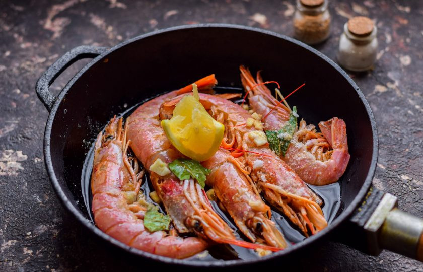 1. Этап. Лангустины в соусе Терияки: Добавьте в сковороду соус 